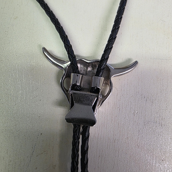Western Style Silver Bull Skull Bolo Tie Necklace. Adjustable. - Picture 2 of 2